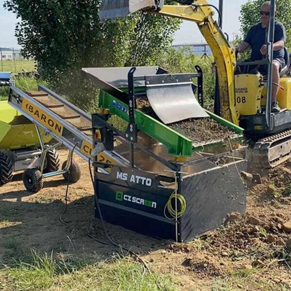 Här visas hur man kan bygga ihop MS ATTO ihop med ett transportband för lastning av en minidumper