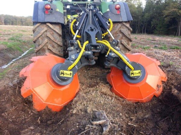 Bilden visar UTO-2000A en markberedare för traktor.